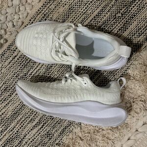 White womens nike tennishoes